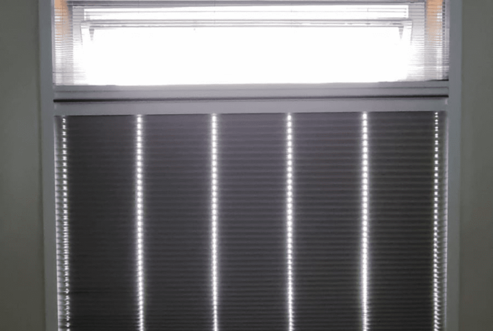 dakraam-verduisterende-plissegordijn